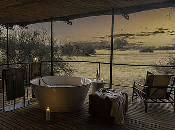 Kiri Camp: Die Außenbadewanne Kiri Camp: Die Außenbadewanne