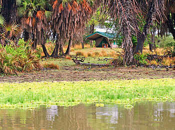 Lake Manze Camp: Direkt am See Lake Manze Camp: Direkt am See