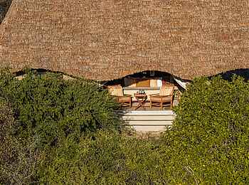 Lewa Safari Camp: Blick in die Zeltsuite durch die Vegetation