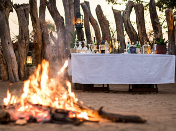 Mankwe Tented Retreat: Drinks am Lagerfeuer Mankwe Tented Retreat: Drinks am Lagerfeuer