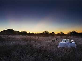 Molori Safari Lodge: Sundowner im Busch