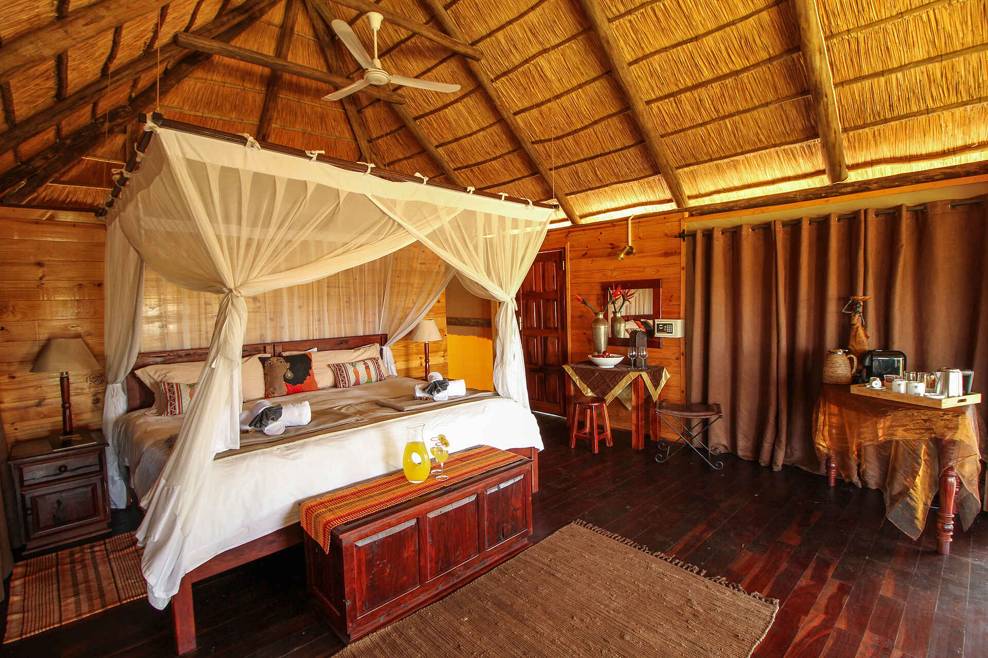 Hwange, Hwange National Park, Imvelo, Imvelo Safari Lodges, Nehimba Lodge, Bett, Chalet, Dekoration, Doppelbett, Einrichtung, Afrikarma, Afrikarma Safaris, Afrikarma Safaris - Wildnis. Hautnah., Afrikarma.de