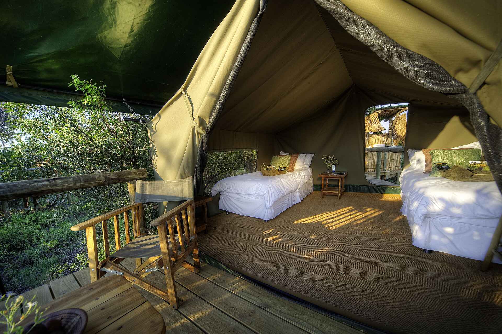 Oddball's Enclave Camp, Footsteps in Africa, Lodges of Botswana, Moremi Game Reserve, NG 27B, Okavango-Delta, Gästebett, Gästezelt, Meru-Zelt, regiesessel, Veranda, Afrikarma, Afrikarma Safaris, Afrikarma Safaris - Wildnis. Hautnah., Afrikarma.de