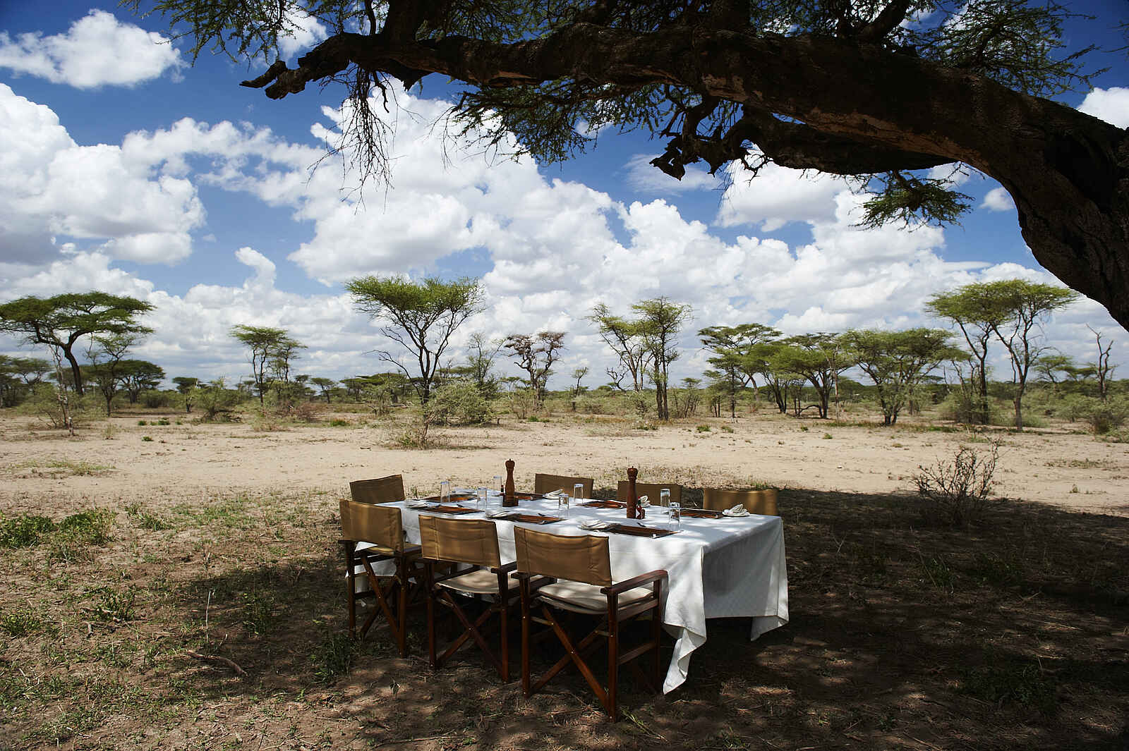 Olakira Camp: Mittagessen auf dem Campgelände Olakira Camp: Mittagessen auf dem Campgelände