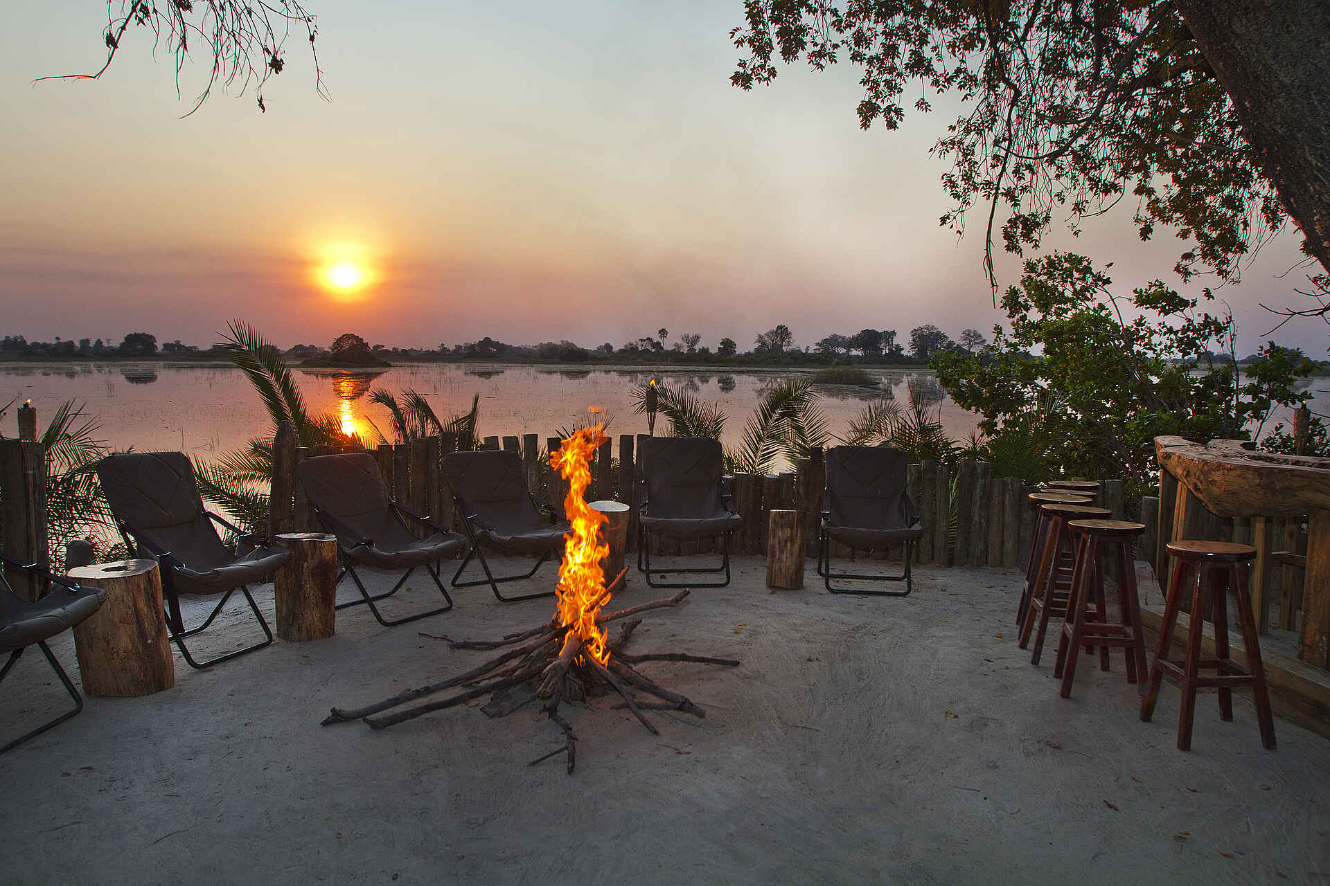 Pelo Camp: Boma Adventure Camp, Herz, Jao Konzession, NG 25, Okavango-Delta, Pelo, Safari, Wassercamp, Wilderness Safaris, Boma, Feuerplatz, Sonnenuntergang, Pelo Camp, Afrikarma, Afrikarma Safaris, Afrikarma.de