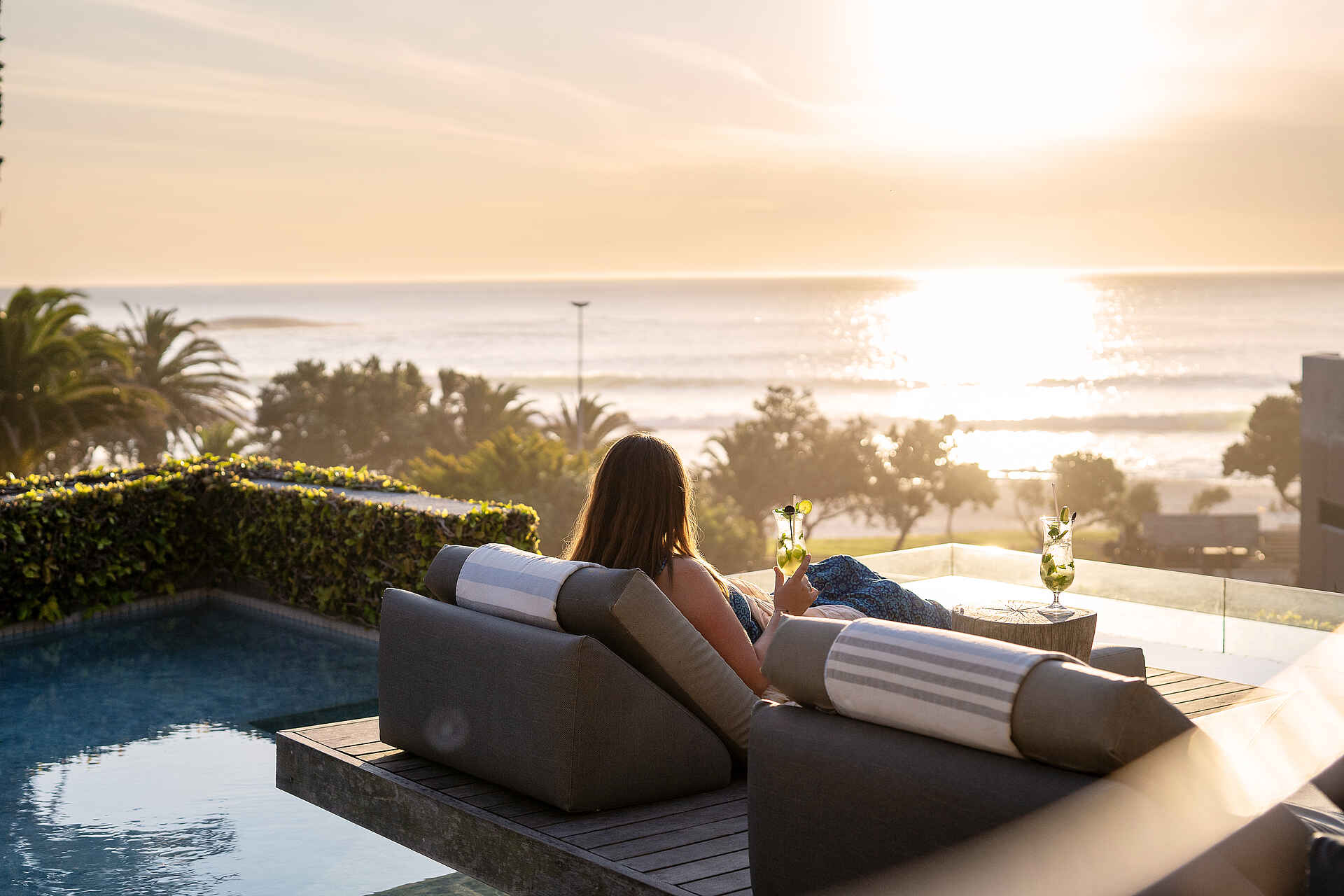 POD Camps Bay Boutique Hotel: Pooldeck mit Aussicht POD Camps Bay Boutique Hotel: Pooldeck mit Aussicht