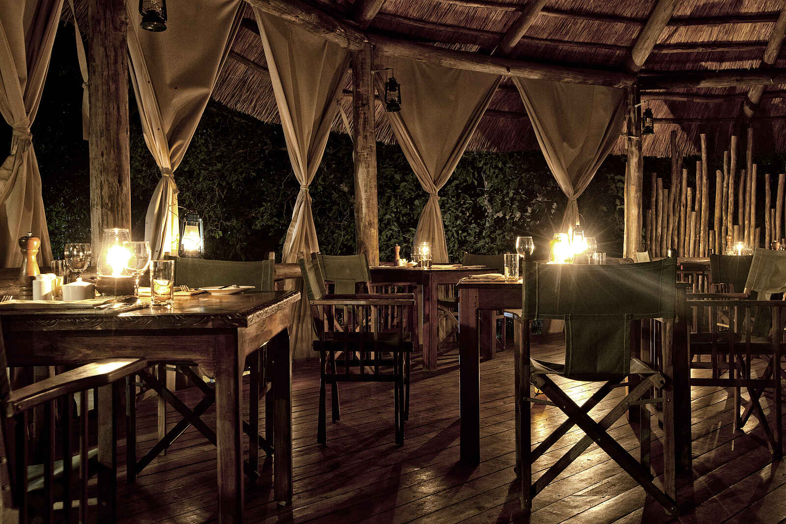 Tarangire River Camp: Essbereich für das Dinner Tarangire River Camp: Essbereich für das Dinner