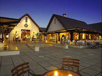 The Royal Livingstone: Rezeption, Restaurant und Veranda The Royal Livingstone: Rezeption, Restaurant und Veranda