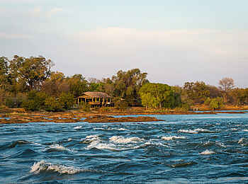 Toka Leya Camp: Das Camp liegt direkt am Sambesi Toka Leya Camp: Das Camp liegt direkt am Sambesi