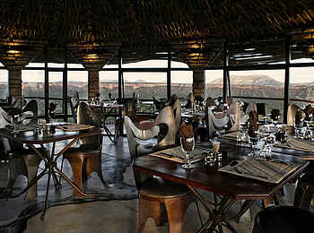 Vingerklip Lodge: Das Eagle's Nest Restaurant mit Blick auf die Tafelberge und das Tal