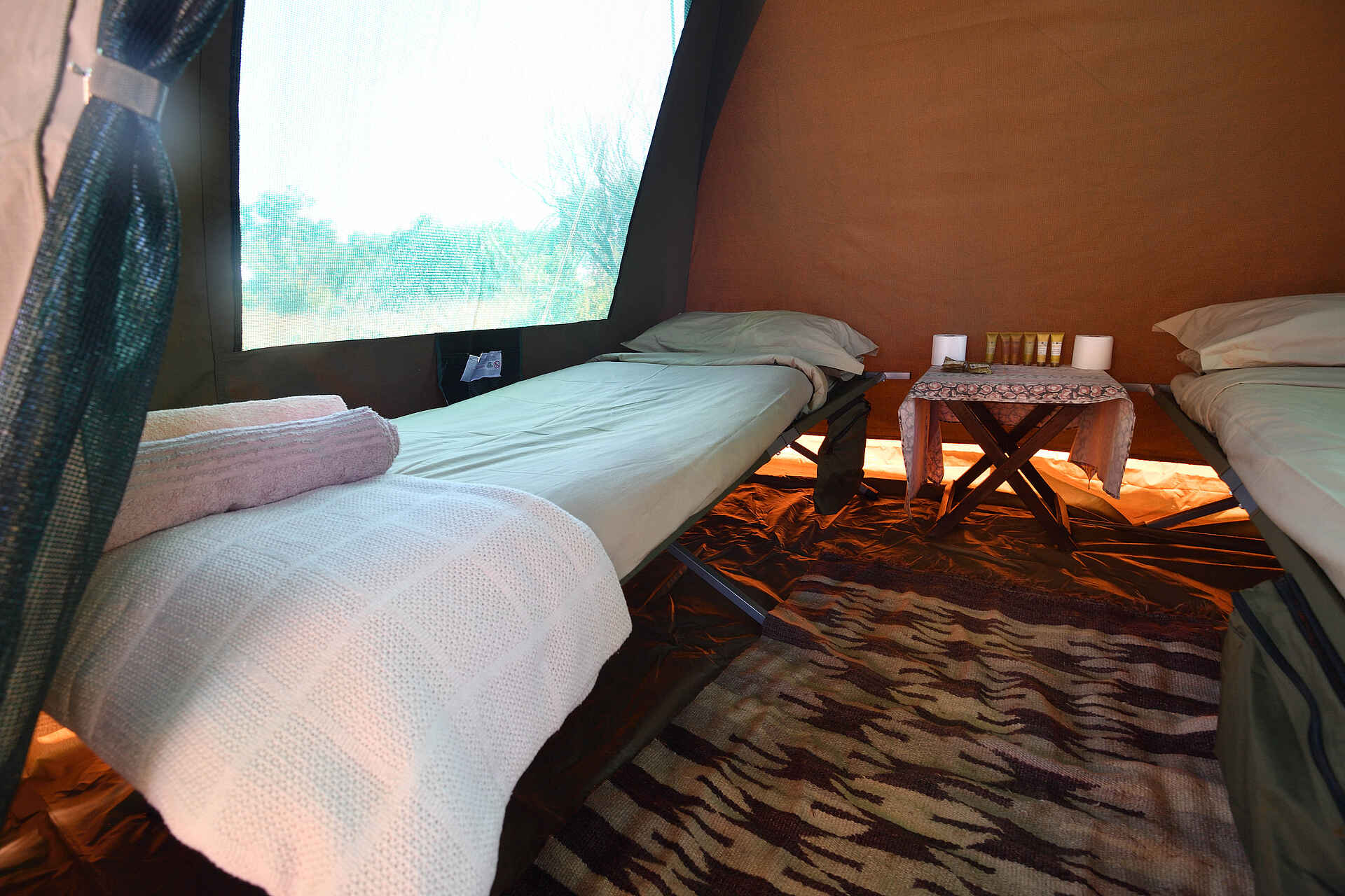 Chilo Ivory Trail Adventure: Zeltinterieur Camping, Chilo Gorge Safari Lodge, Chilo Ivory Trail Adventure, Gonarezhou, Mobile Safari, Wildnis, Domzelt, Pritschenbett, afrikarma, Afrikarma Safaris, Afrikarma Safaris - Wildnis. Hautnah., afrikarma.de