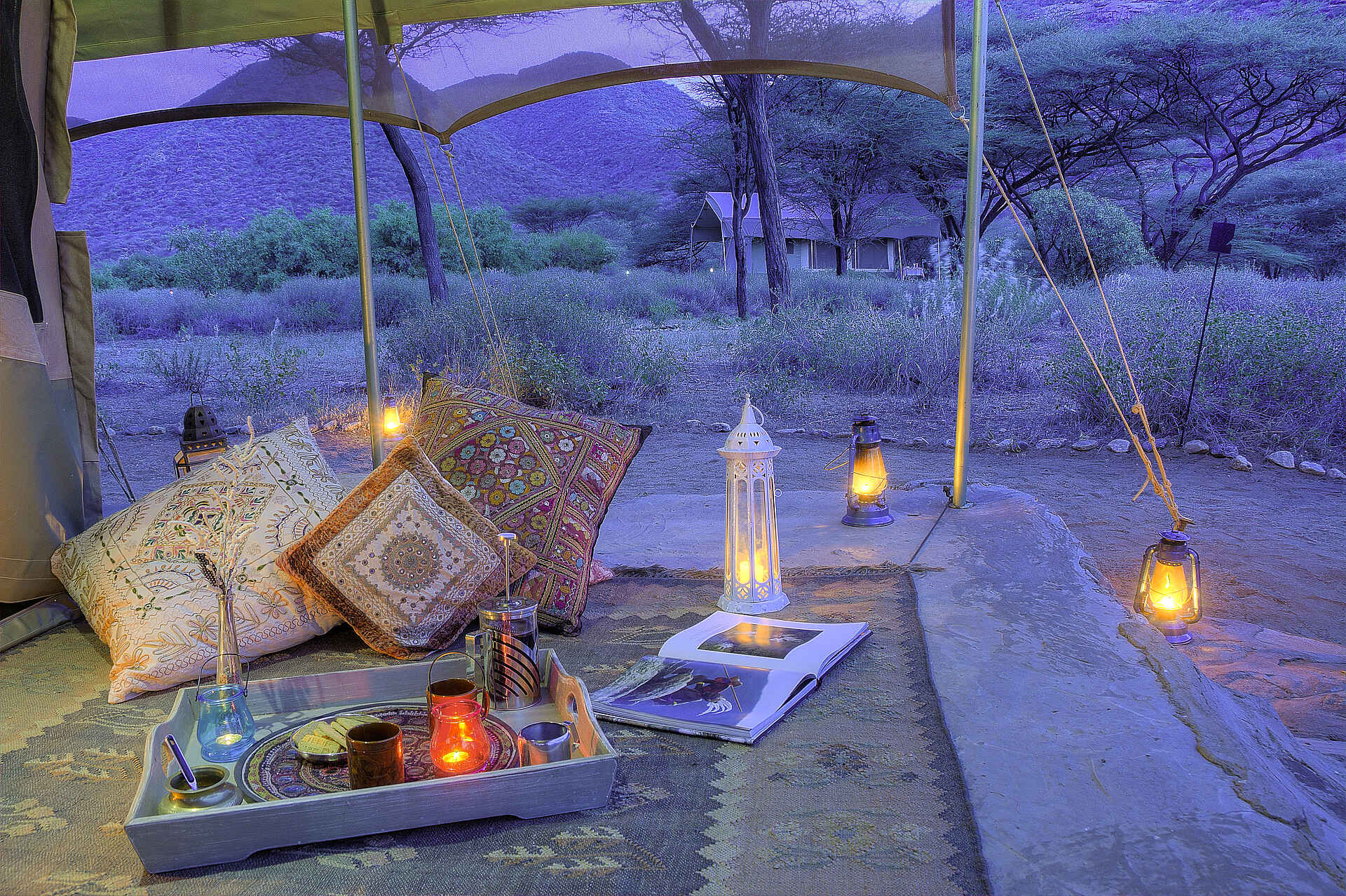 Koros Camp: Kissen unter einem Zeltvordach Angie Taylor, Koros Camp, Lake Turkana, Northern Kenya, Vanessa Knight, Gästezelt, Kissen, Laternen, Öllampen, Vordach, Afrikarma, Afrikarma Safaris, Afrikarma Safaris. Wildnis. Hautnah., Afrikarma.de