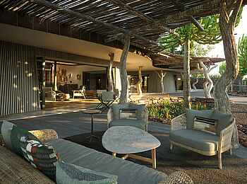 Mashatu Euphorbia Villas: Blick vom Deck zur Lounge