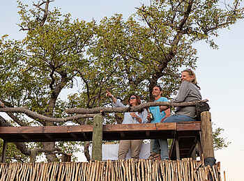 Taleni Etosha Village: Blick vom Holzdeck in die Ferne Taleni Etosha Village: Blick vom Holzdeck in die Ferne
