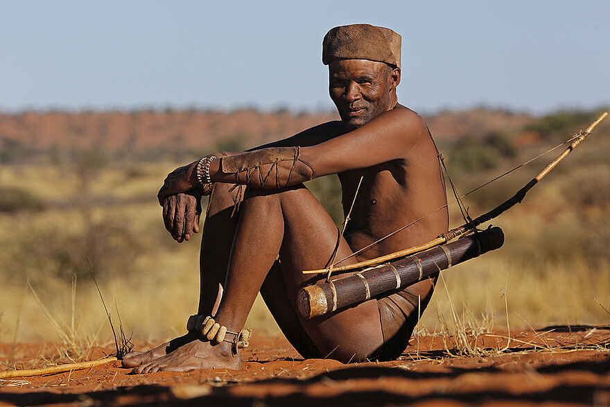 Bagatelle Kalahari Game Ranch: Ein Jäger der San Bagatelle Kalahari Game Ranch: Ein Jäger der San