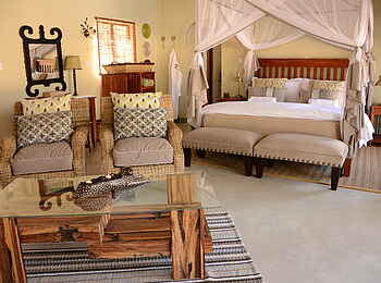 Camelthorn Lodge: Sitzgruppe und Doppelbett Camelthorn Lodge: Sitzgruppe und Doppelbett