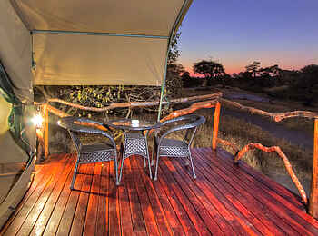 Camp Savuti: Private Veranda am Abend