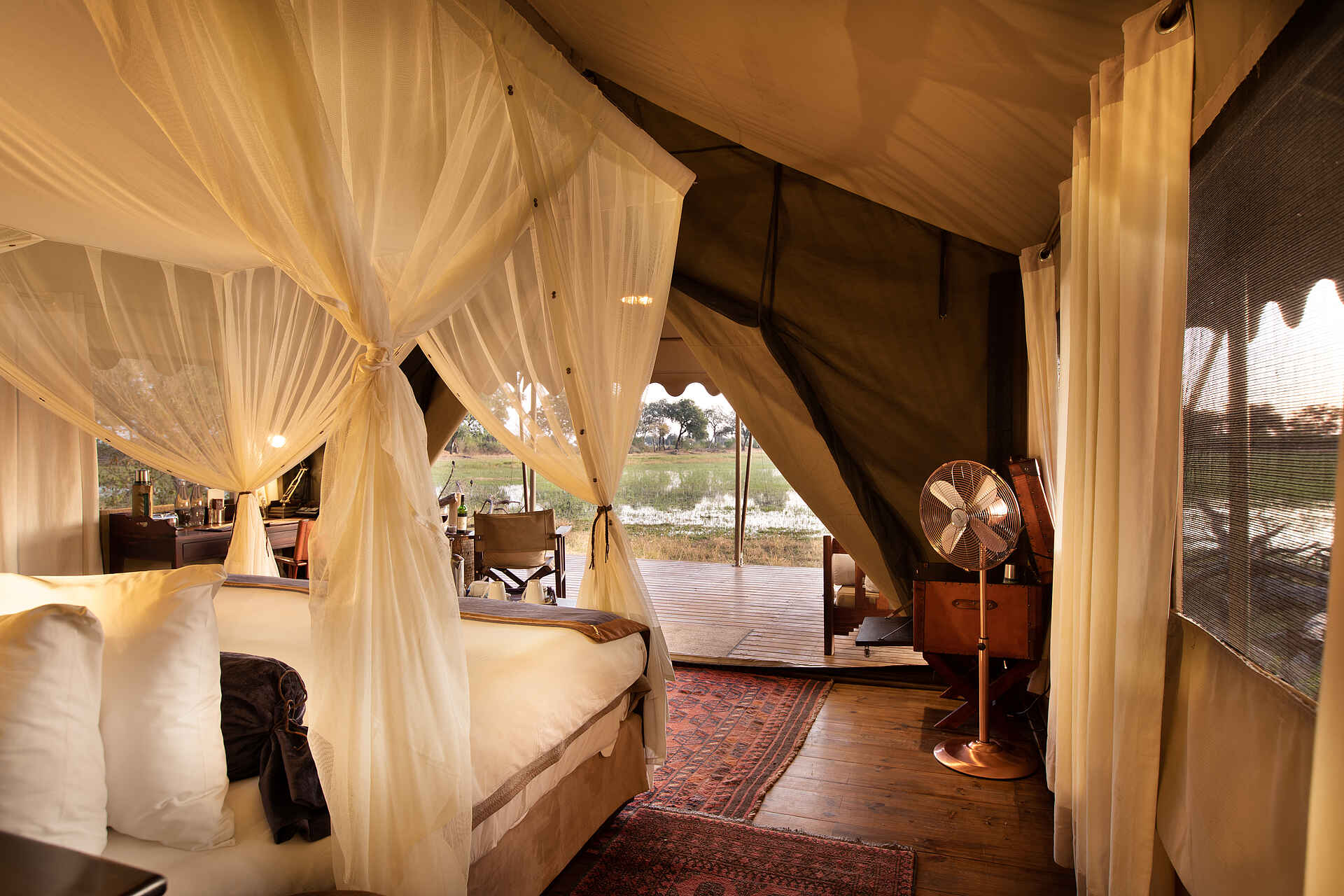 Duba Explorers Camp: Blick übers Bett nach draußen Duba Explorers Camp: Blick übers Bett nach draußen