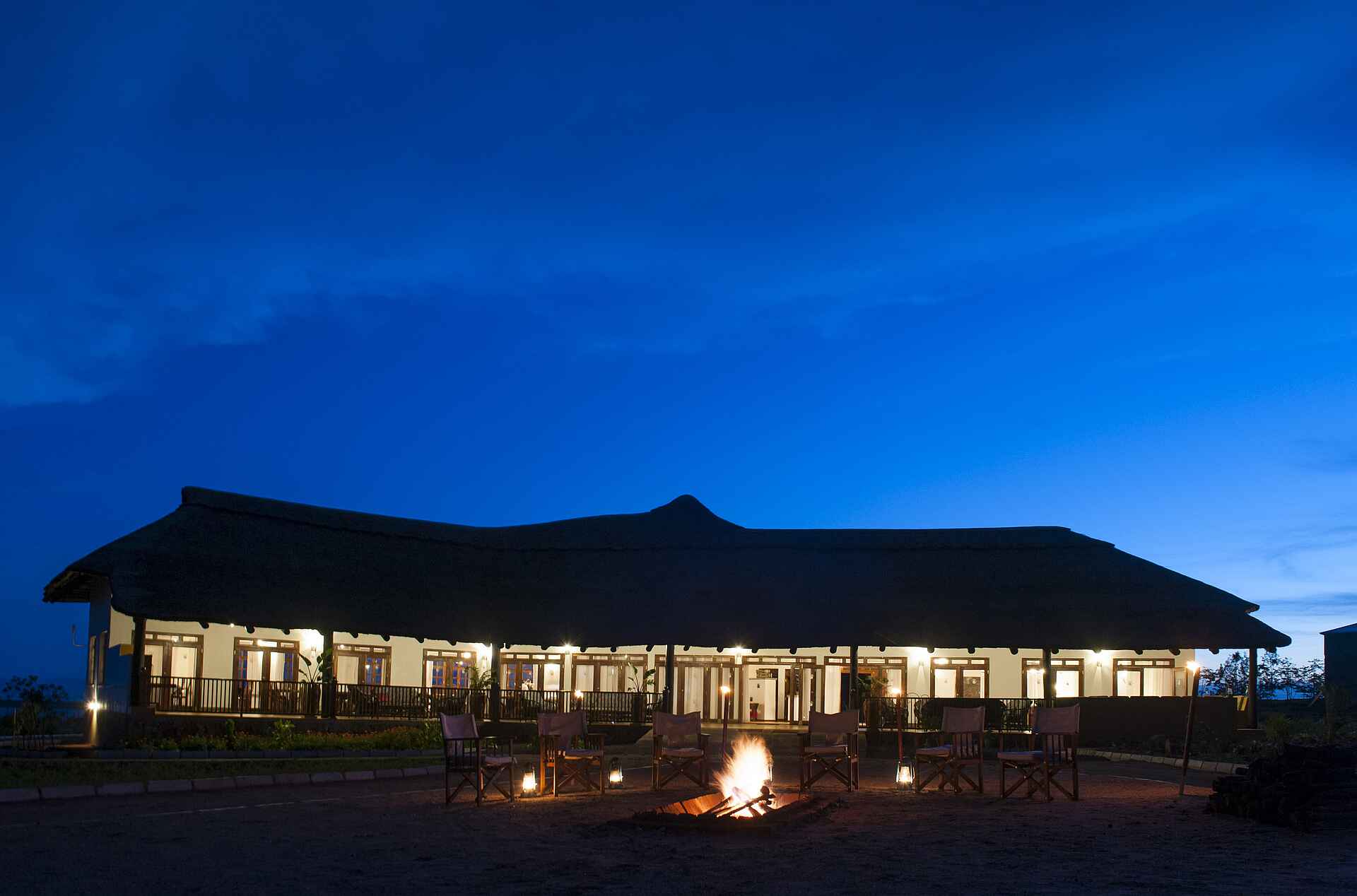 farmhouse valley lodge, ngorongoro conservation area, tanganyika wilderness camps, hauptgebäude, nachtsicht, offene feuerstelle, afrikarma, afrikarma safaris, afrikarma safaris - wildnis. hautnah., afrikarma.de