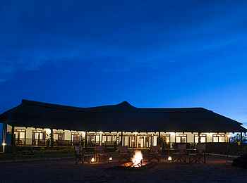 Farmhouse Valley Lodge: Nachtblick auf das Hauptgebäude