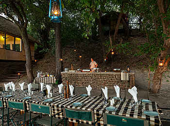 Ichingo Chobe River Lodge: Dinner am Strand Ichingo Chobe River Lodge: Dinner am Strand