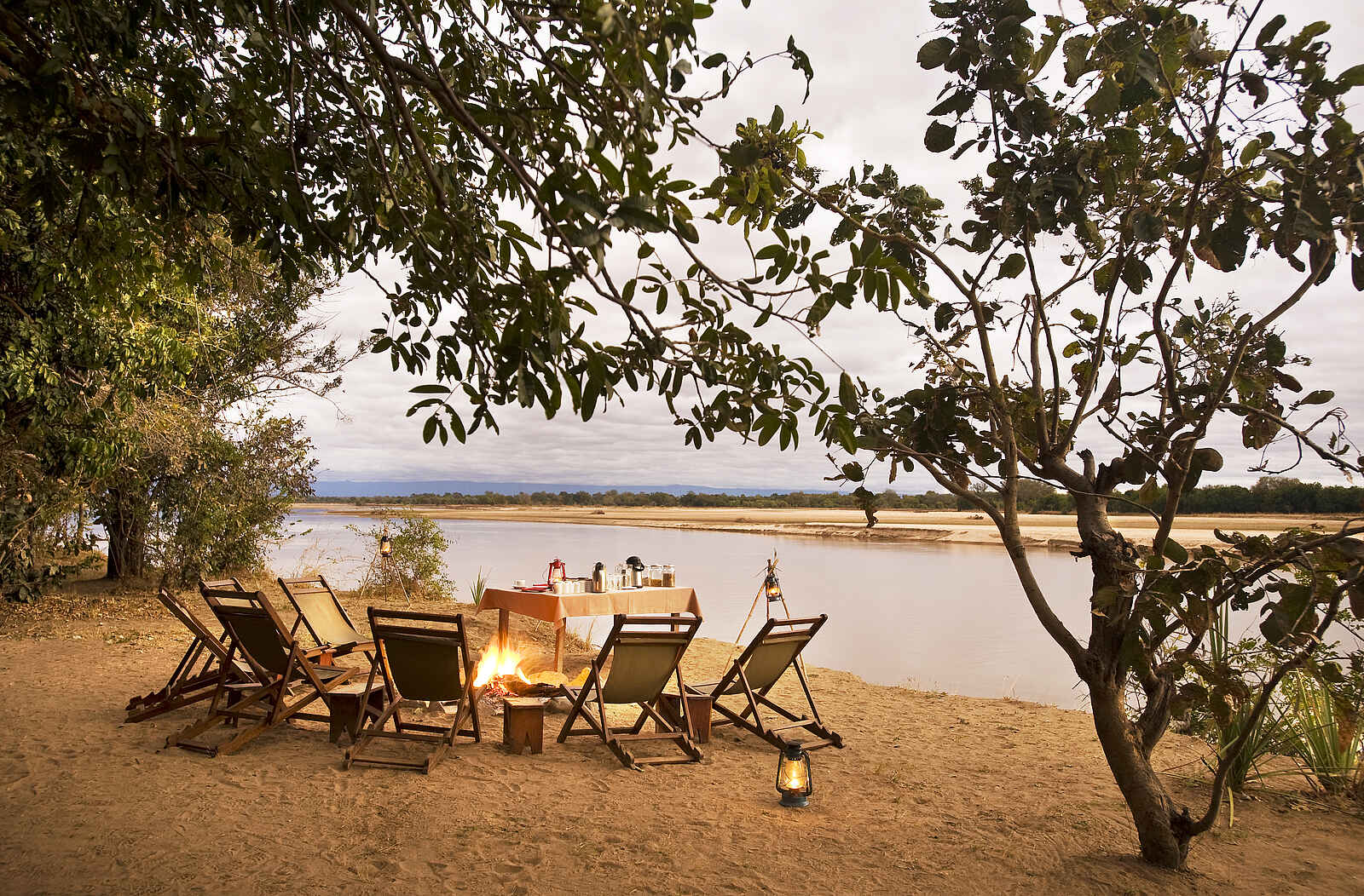 Island Bush Camp: Lagerfeuer Island Bush Camp: Lagerfeuer