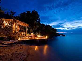 Kaya Mawa: Nächtlich erleuchtetes Gästechalet