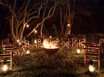 Sanctuary Tambarare Lodge: Lagerfeuer am Abend Sanctuary Tambarare Lodge: Lagerfeuer am Abend