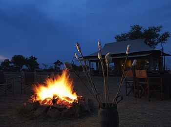 Singita Explore Mobile Tented Camp: Abend am Feuer Singita Explore Mobile Tented Camp: Abend am Feuer