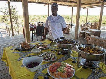 Linyanti Tented Camp: Lunchbuffet Linyanti Tented Camp: Lunchbuffet