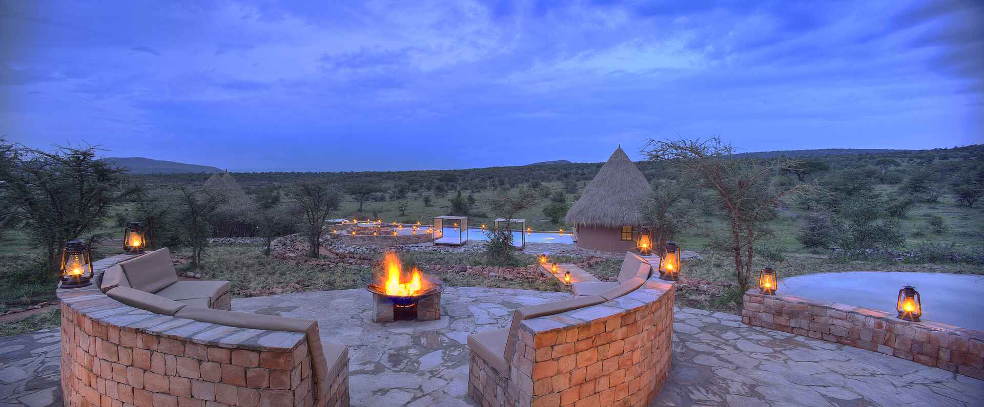 Kenia, Mara Bushtops, Mara Bushtops private Conservancy, Afrikarma Safaris – Wildnis. Hautnah., Amani African Spa Village, Boma, Boma - zentrale Feuerstelle, zentrale Feuerstelle - Boma, Dämmerung, zentrale Feuerstelle, Afrikarma, Afrikarma Safaris, afrikarma.de