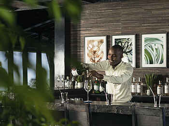 One and Only Nyungwe House: Cocktails in der Zubereitung One and Only Nyungwe House: Cocktails in der Zubereitung