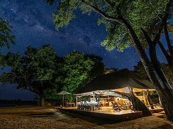 Time + Tide Mchenja: Die Hauptlodge bei Nacht
