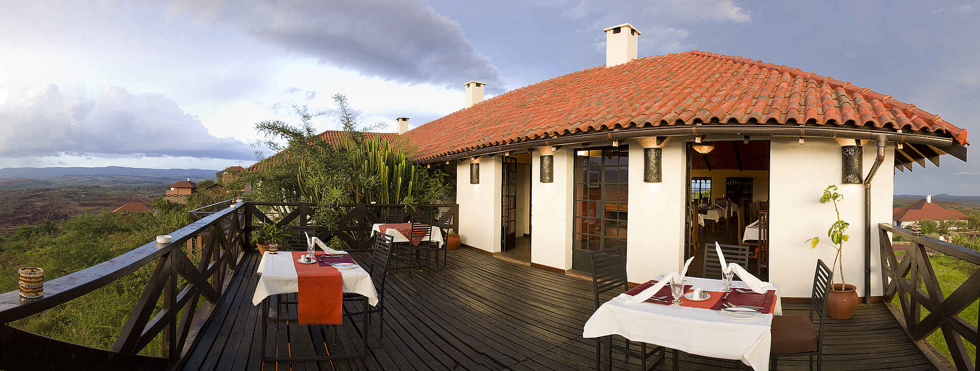 Bashay Rift Lodge, Karatu, Ngorongoro Conservation Area, Tanganyika Expeditions, Deck, Esstisch, Hauptgebäude, Veranda, Afrikarma, Afrikarma Safaris, Afrikarma Safaris - Wildnis. Hautnah., Afrikarma.de