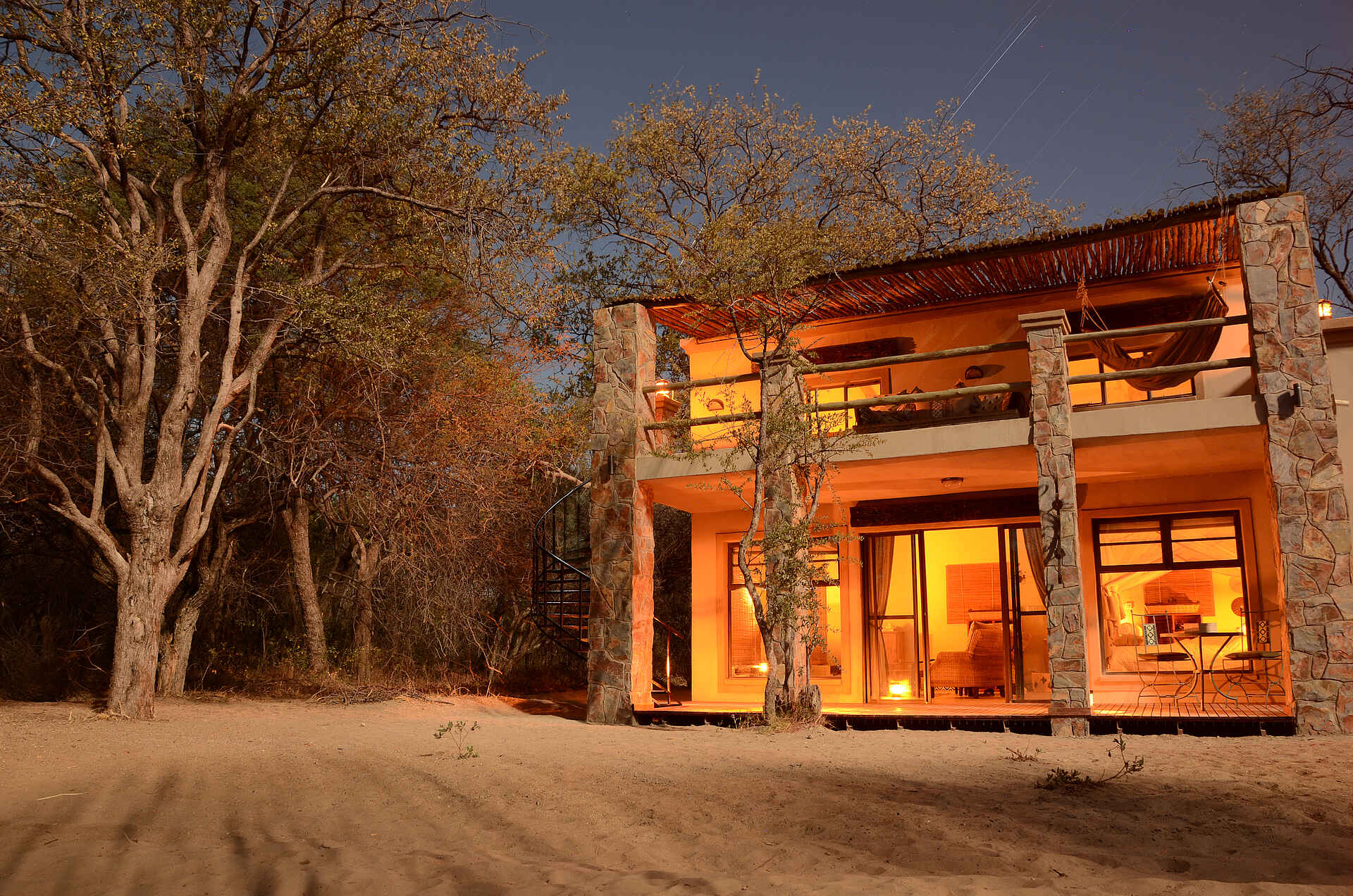 Camelthorn Lodge, Hwange National Park, Imvelo, Maisonette, Safari Lodge, Forest Villa, Gästechalet, Wendeltreppe, Afrikarma, Afrikarma GmbH, Afrikarma Safaris, Afrikarma Safaris - Wildnis. Hautnah., Afrikarma.de