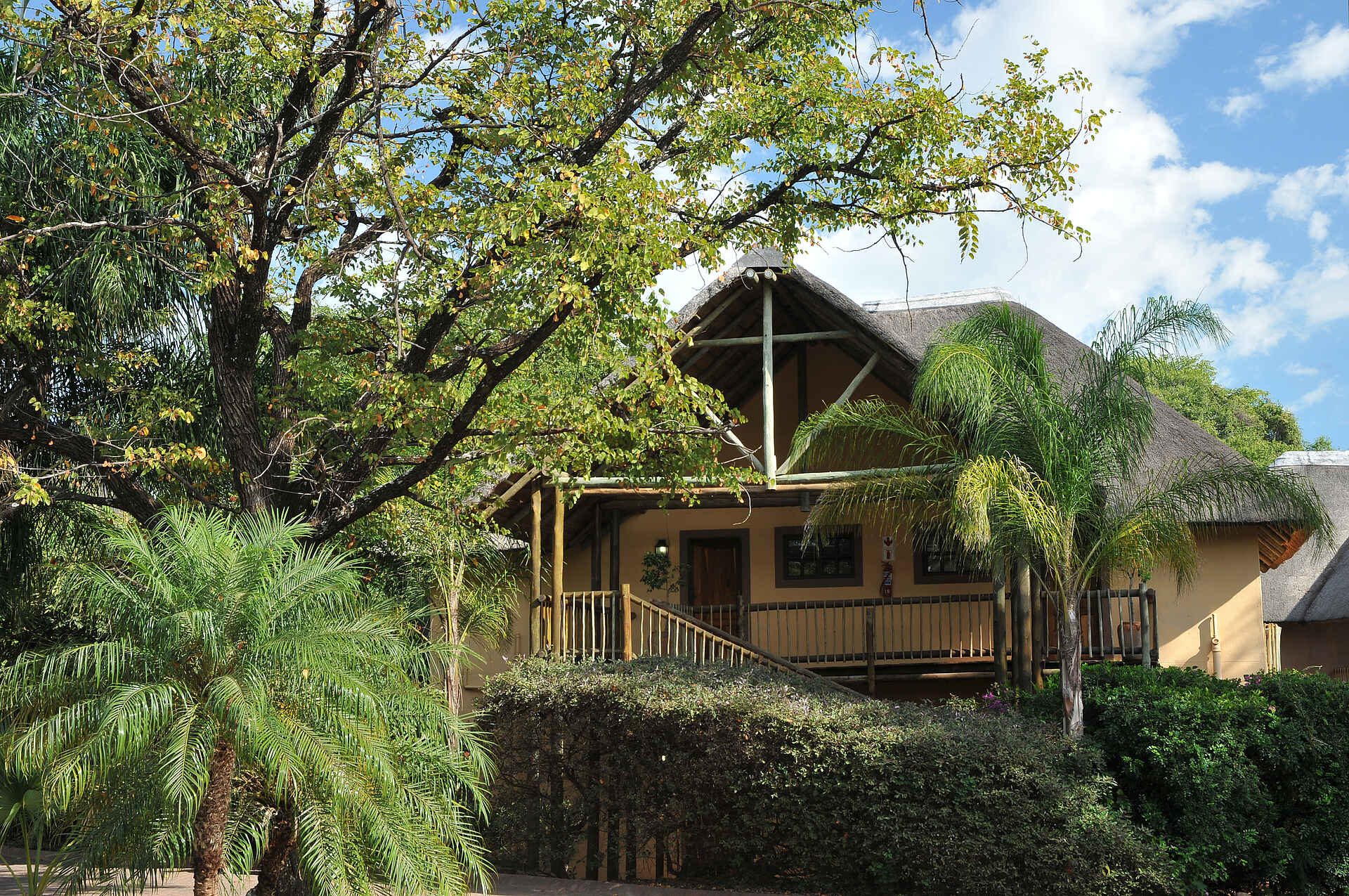 Chobe Marina Lodge: Gebäudeansicht africa, african hotels & adventures, african hotels and adventures, afrika, afrikarma, aha group, botsuana, botswana, chobe, chobe marina, Chobe Marina Lodge, chobe national park, chobe nationalpark, chobe river, kasane, kasane airport, kasane marina lodge, konferenz, konferenzräume, nationalpark, nordbotswana, nordostbotswana, northeastern botsuana, northern botsuana, pirschfahrten, reise, reisen, safari, southern africa, südliches afrika, urlaub, ansicht, hauptgebäude, main building, zentrale einrichtungen