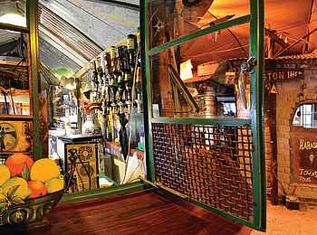 Etosha Safari Camp: Blick in die Bar