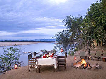 Island Bush Camp: Feuer und Abendessen am Luangwa Island Bush Camp: Feuer und Abendessen am Luangwa