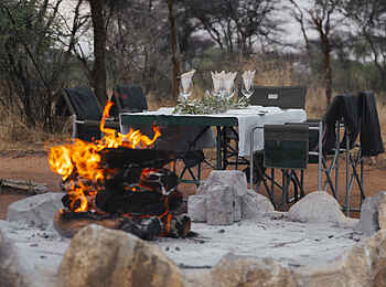 Kambaku Safari Lodge: Feuerstelle und Esstisch