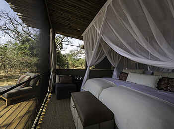 Little Ruckomechi Camp: Doppelbett mit Moskitonetz