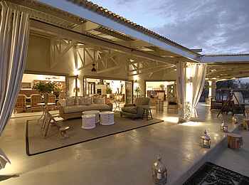 Mushara Outpost: Sitzgruppe auf der Veranda