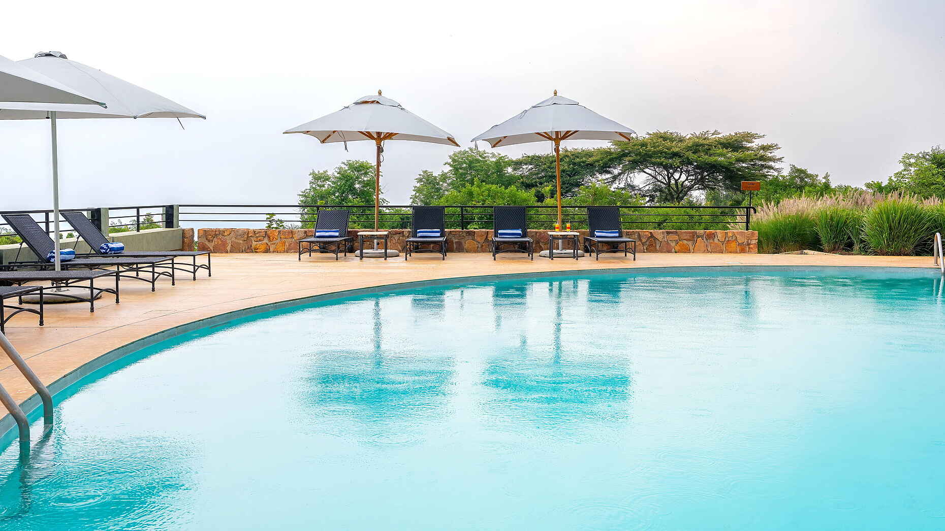 Salt of Akagera Lodge: Liegebereich Swimmingpool Salt of Akagera Lodge: Liegebereich Swimmingpool