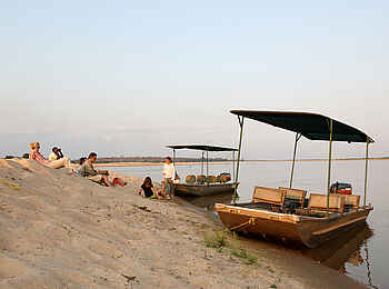 Sand Rivers Selous: Boote