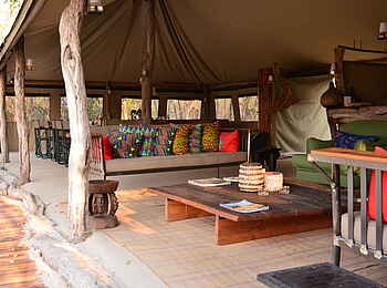 Sango Safari Camp: Sofas mit bunten Kissen
