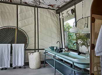 Saseka Tented Camp: Das Badezimmer mit Doppelwaschbecken Saseka Tented Camp: Das Badezimmer mit Doppelwaschbecken