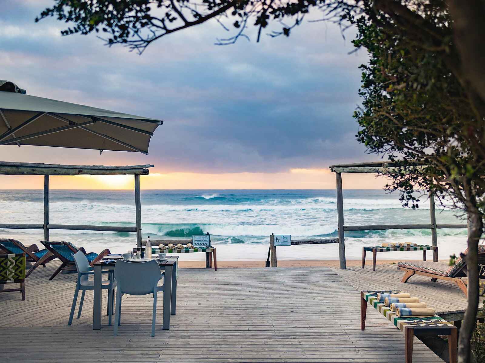 Thonga Beach Lodge: Stranddeck Thonga Beach Lodge: Stranddeck