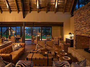Thornybush Game Lodge: Lounge mit Kamin Thornybush Game Lodge: Lounge mit Kamin