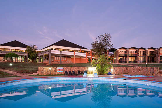 Akagera Game Lodge: Pool und Hauptgebäude Akagera Game Lodge: Pool und Hauptgebäude