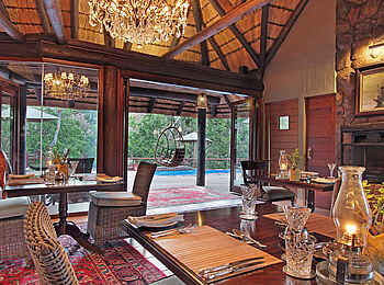 Camp Ndlovu: Lounge bei Tage Camp Ndlovu: Lounge bei Tage