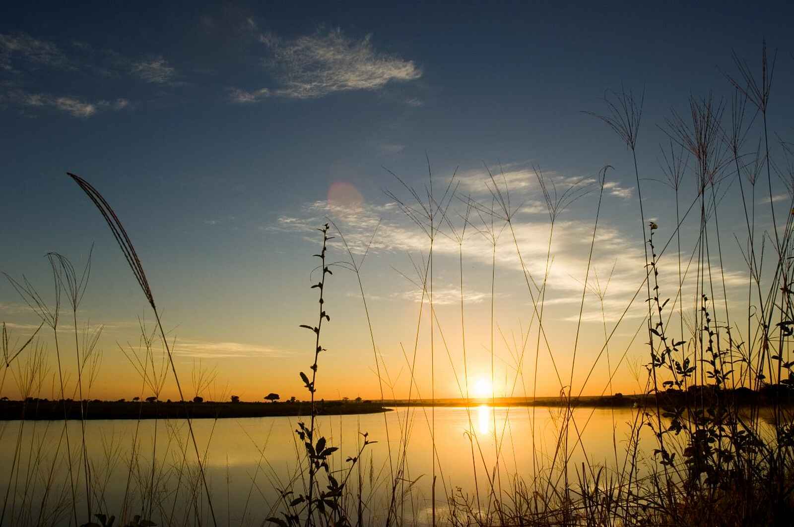 Desert & Delta Safaris: Sonnenuntergang über dem Okavango-Delta Desert & Delta Safaris: Sonnenuntergang über dem Okavango-Delta